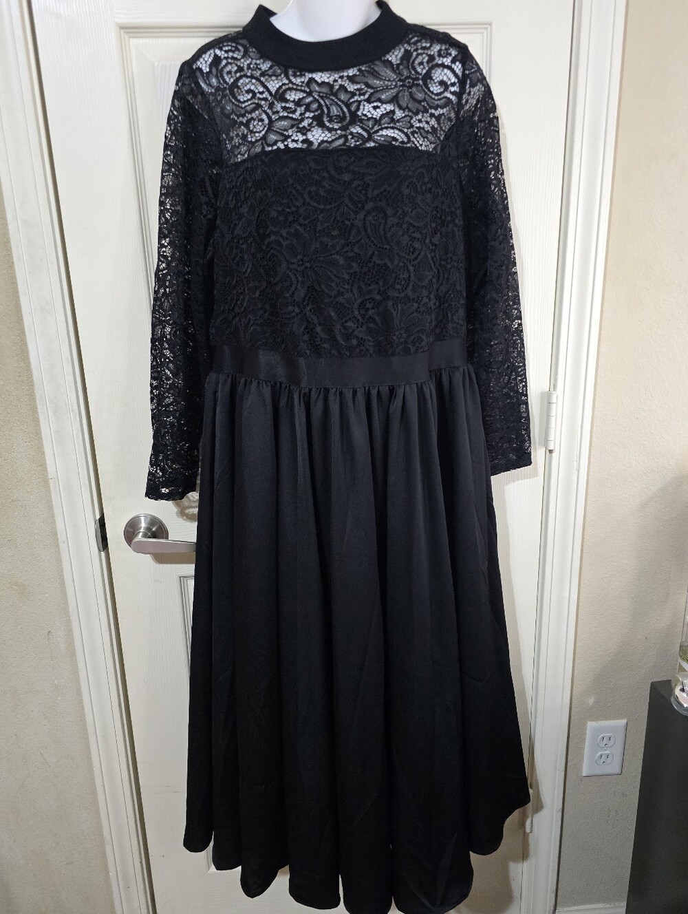 torrid Black Lace Bodice Long Sleeve Formal Dress Sz 16 NWT